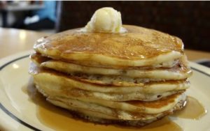 pancake day  : पैनकेक दे कब है ? यह ईस्टर ,लेंट और ऐश बुधवार से कैसे सम्बंधित है ?