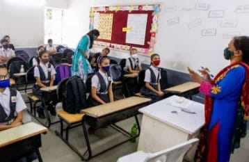 Geeta recitation in government schools : गीता की पढ़ाई पर छिड़ी सियासी घमासान जानिए धामी सरकार के इस फैसले का कांग्रेस क्यों कर रही है इतना विरोध जानिये क्या है पूरी खबर 1 सरकारी स्कूलो में गीता पाठ