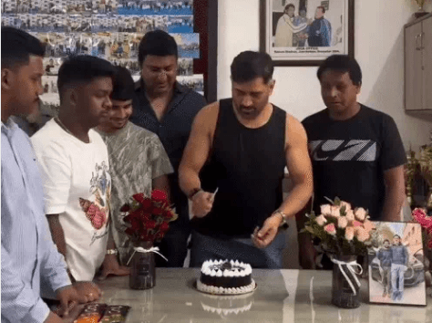 Mahendran Singh Dhoni birthday : धोनी मना रहे 7 जुलाई को अपना 44 वां जन्मदिन जानिए उनके बारे में क्या है खास 1 Mahendran Singh Dhoni birthday