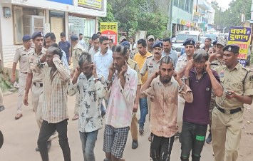 Dhamtari murder case : छत्तीसगढ़ प्रदेश के धमतरी जिले में बदमाशो का खौफ मर्डर के बाद विक्ट्री सेल्फी , यह घटना प्रदेश के पुलिसिंग पर बड़ा सवाल जानिए क्या है पूरा मामला 2 पुलिस ने आरोपियों का सर मुंडा कर उनका जुलुस भी निकाला