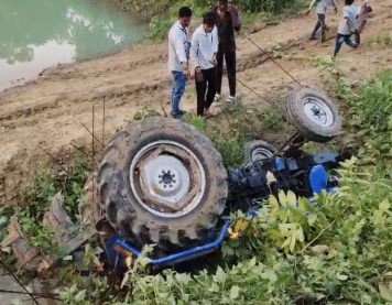 pathalganw rode accident : अनियंत्रित होकर पलता तेज रफ़्तार ट्रैक्टर दबने से चालक की मौके पर ही मौत जानिए क्या है पूरी खबर 1 पत्थलगाँव रोड एक्सीडेंट