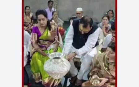 Bhondu Baba and Rupali Chakankar MMS Video Reality : भोंदू बाबा और महाराष्ट्र राज्य महिला आयोग की अध्यक्ष रूपाली चाकणकर का कथित वीडियो वायरल लोग देख चौके Bhondu Baba and Rupali Chakankar MMS Video Reality