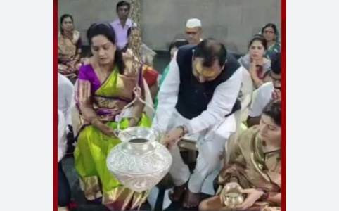 Bhondu Baba and Rupali Chakankar MMS Video Reality : भोंदू बाबा और महाराष्ट्र राज्य महिला आयोग की अध्यक्ष रूपाली चाकणकर का कथित वीडियो वायरल लोग देख चौके Bhondu Baba and Rupali Chakankar MMS Video Reality